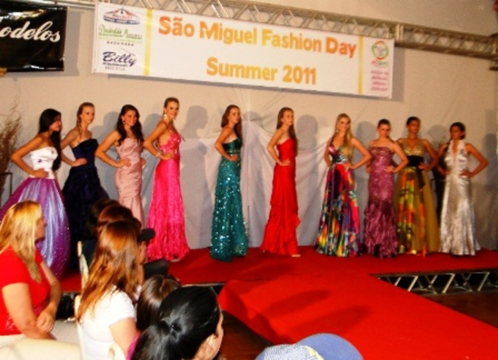 Divulgação - Desfilaram meninos e meninas formados no projeto Escola de Modelos