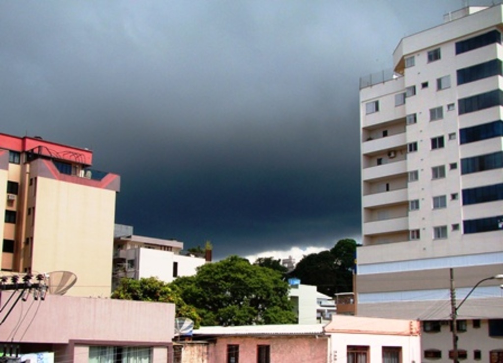 Folha do Oeste - Nuvens negras pairavam pelo céu de São Miguel do Oeste nesta quinta-feira a tarde