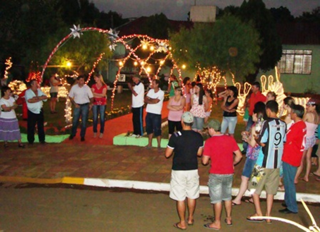 Folha do Oeste - Iluminação foi inaugurada em frente a prefeitura
