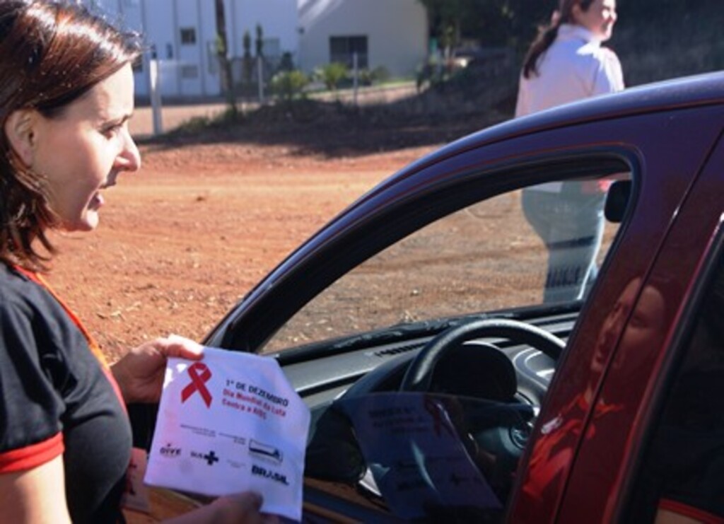Karla Utzig - Mais de 60 agentes comunitários de saúde distribuíram os laços, símbolo do combate à AIDS