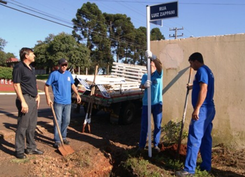 Divulgação - Os trabalhos iniciaram no Bairro Jardim Peperi, onde foram instalados placas com os nome das ruas, em 36 cruzamentos