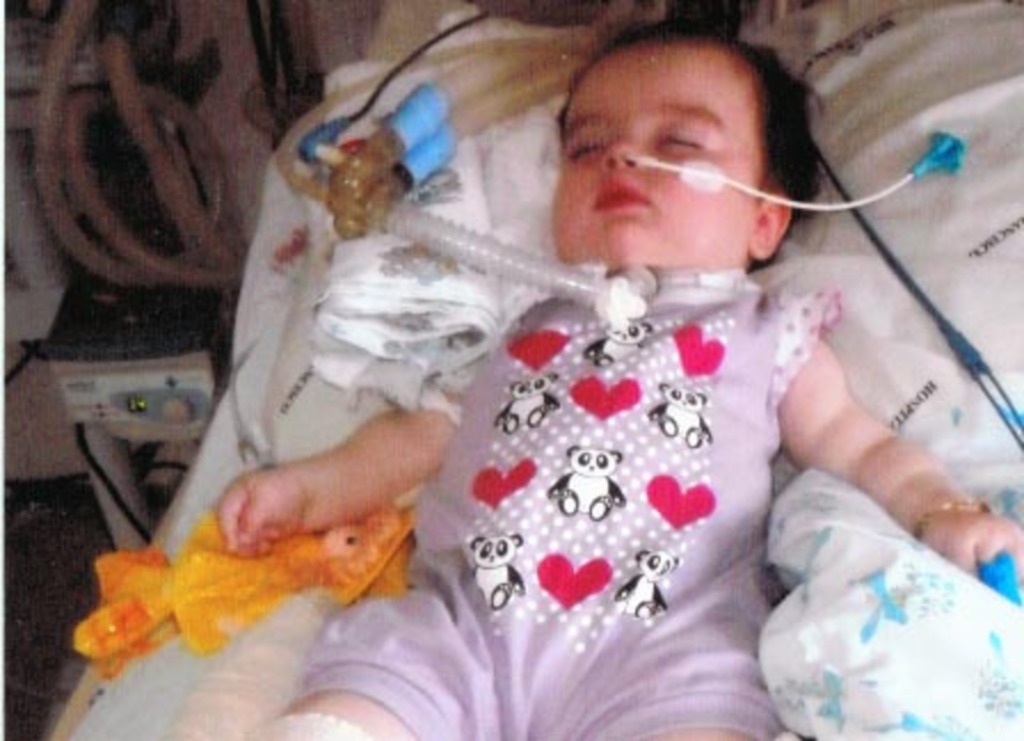 Arquivo da família - A sobrevivência de Taina depende de um respirador permanente
