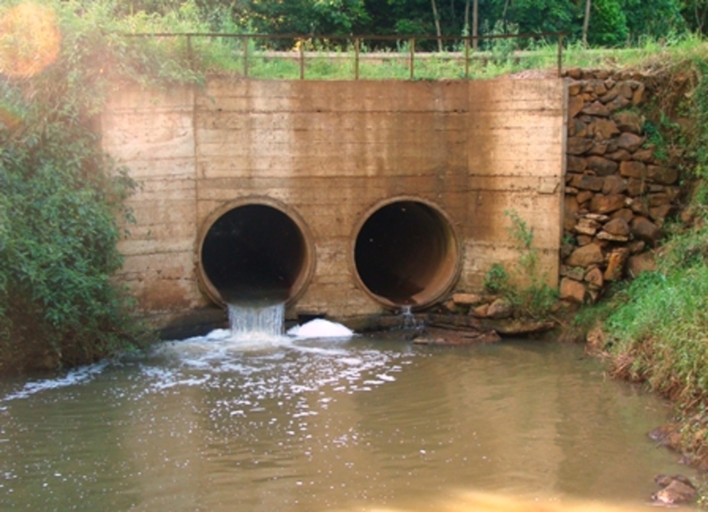 Divulgação - Esgoto descartado em rios é um grave problema para a população e para o meio ambiente