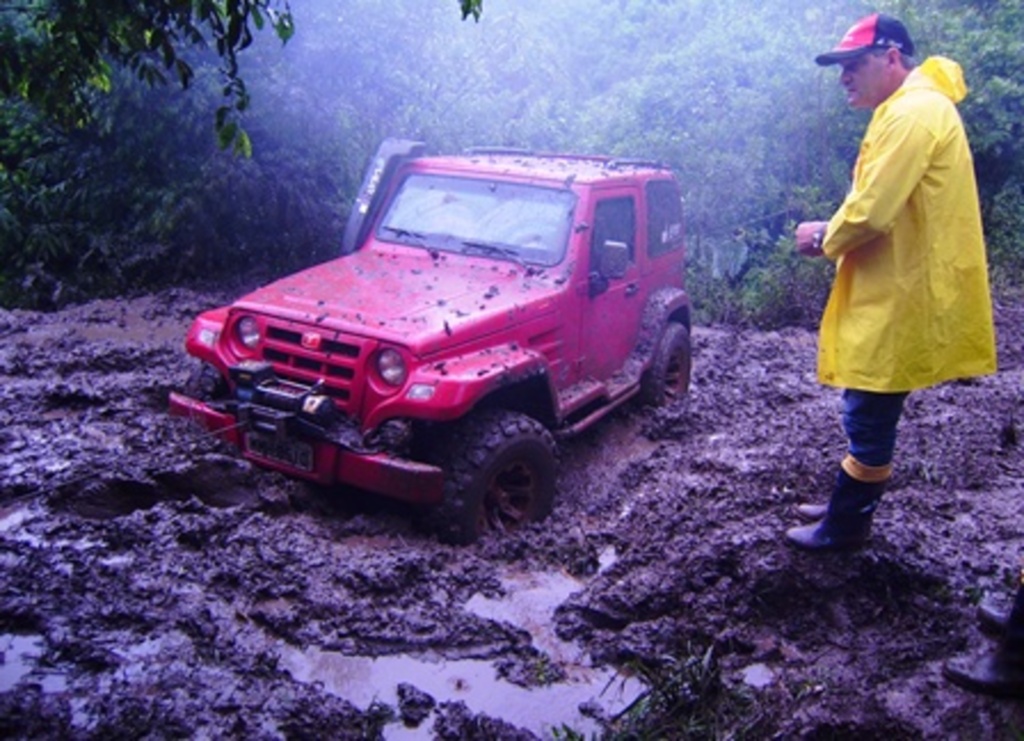 Folha do Oeste - Carros chegaram a ser guinchados em alguns trechos da trilha