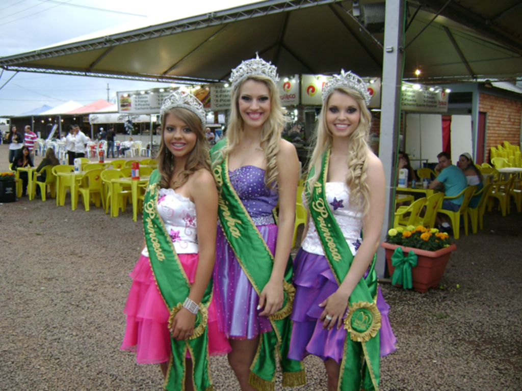Folha do Oeste - Rainha Fernanda e as princesas Aline e Morgana