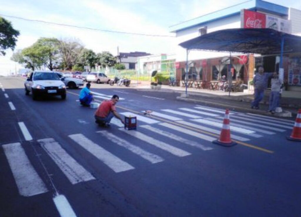 Divulgação - Aplicação do produto em uma faixa de pedestres, na Rua Waldemar Ramgrab