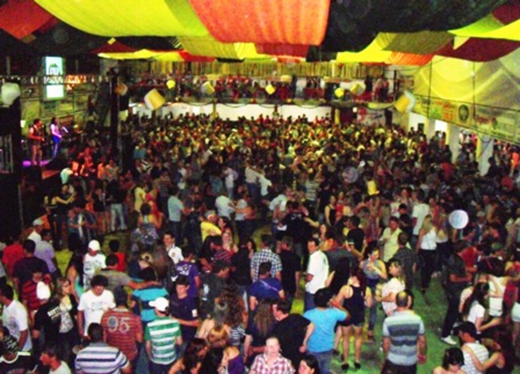 Folha do Oeste - Ginásio ficou lotado pelo público regional