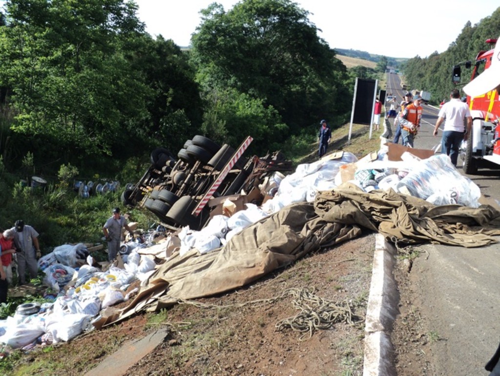 Divulgação PRF - O veículo transportava uma carga de fios e cabos para energia