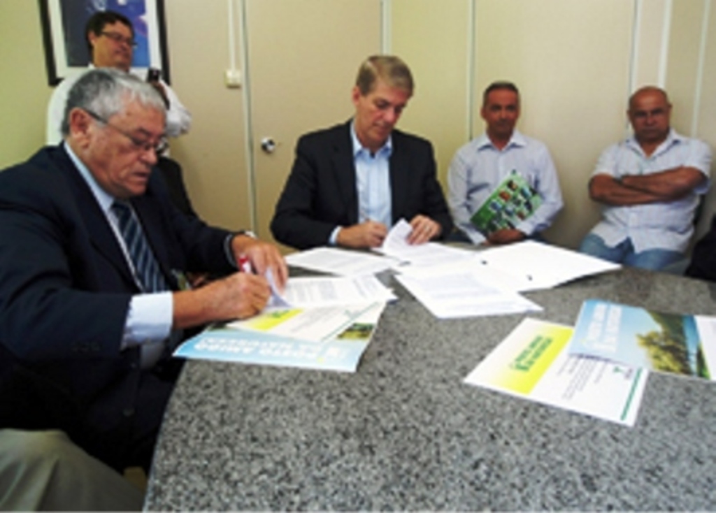 Divulgação - Presidente da FATMA, Murilo Flores (dir) e diretor da FEAN, Leocádio Cúneo (esq), assinam convênio