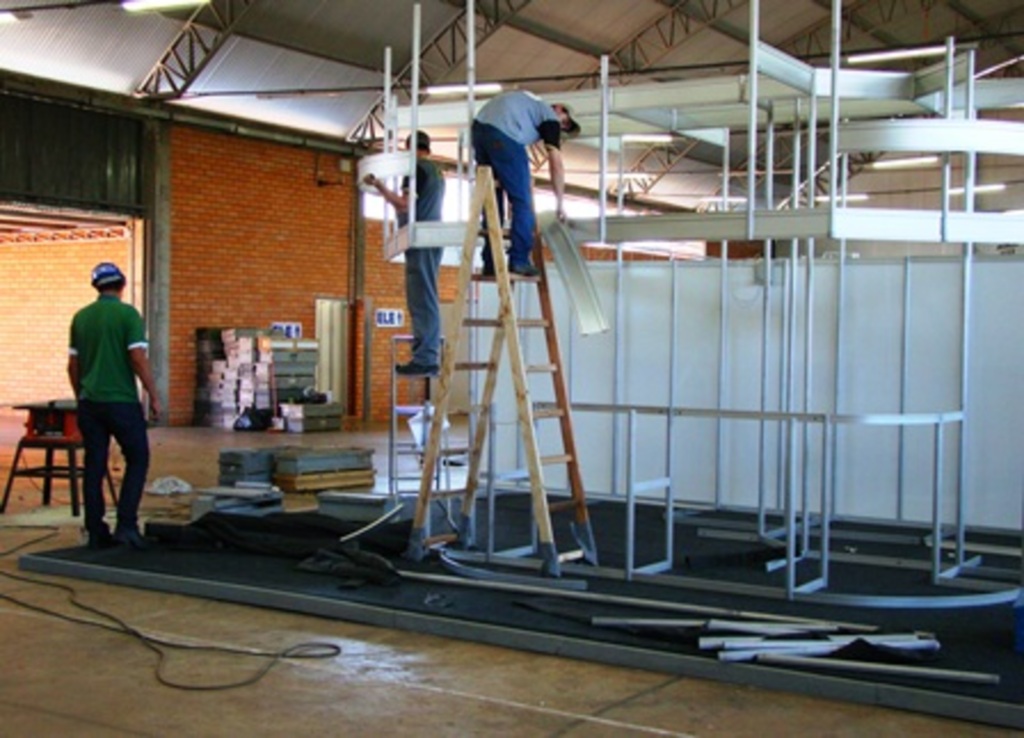 Folha do Oeste - Trabalhos para montagem dos estandes já começaram