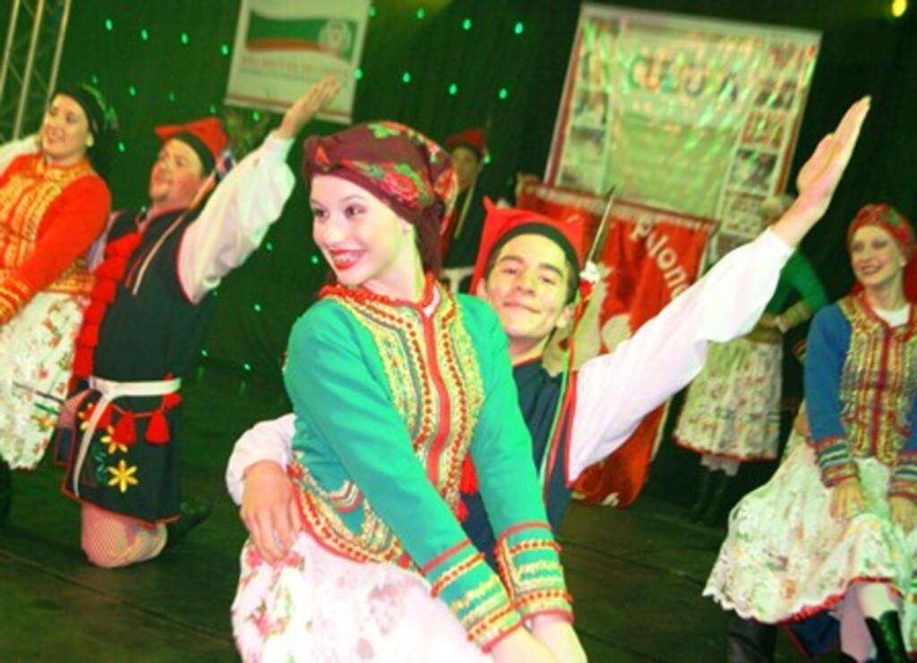 Karla Utzig - Festa das Etnias reuniu a cultura de diversos povos