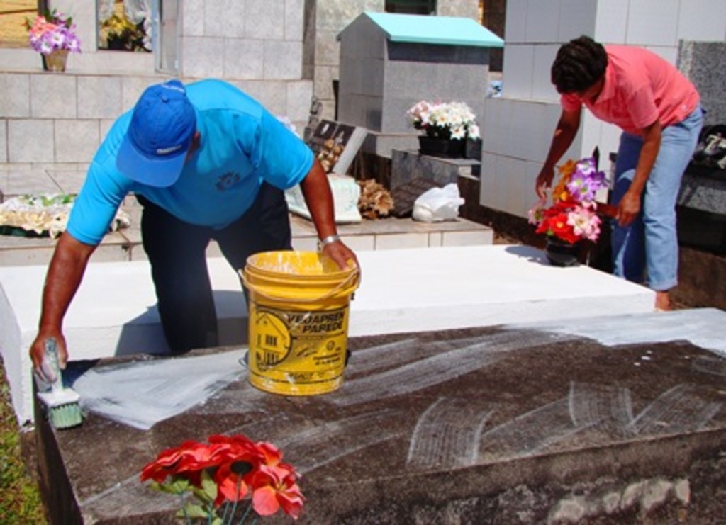 Folha do Oeste - Familiares arrumam túmulos de parentes mortos