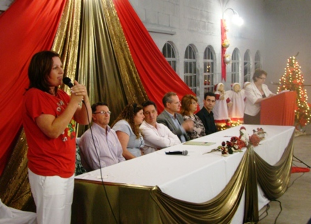 Folha do Oeste - Secretária de Ação Social lançou oficialmente a campanha da Árvore da Solidariedade