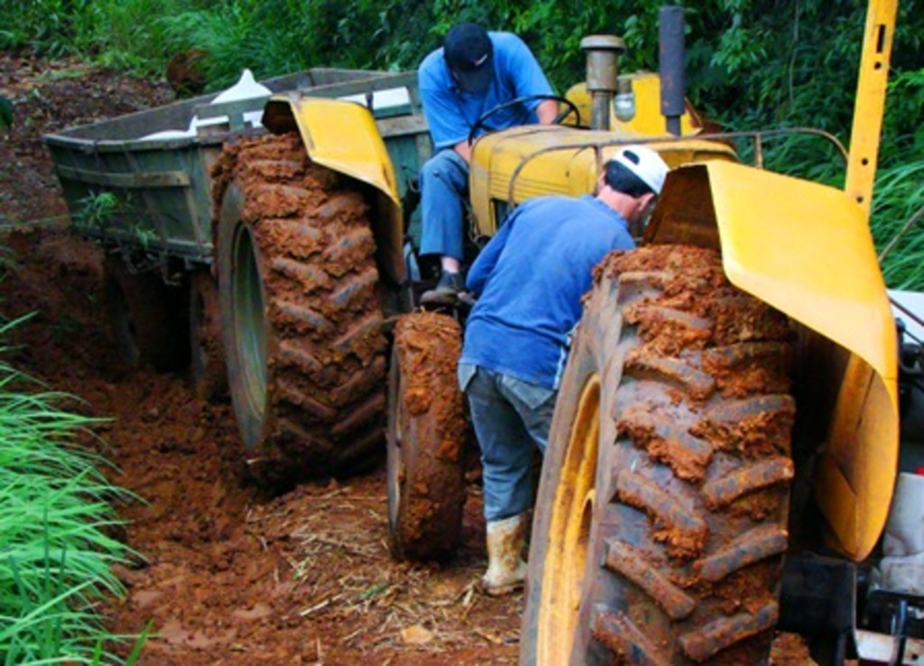Folha do Oeste - Dois tratores e um carretão atolaram na semana passada