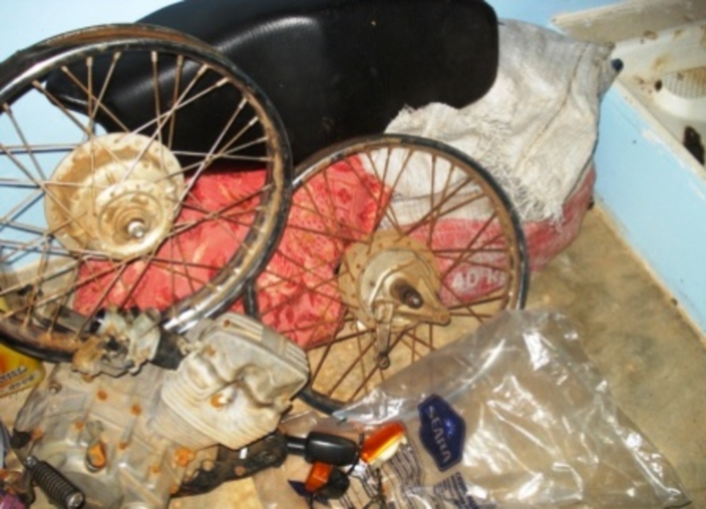 Folha do Oeste - Duas motocicletas, foram localizadas uma delas totalmente desmanchada