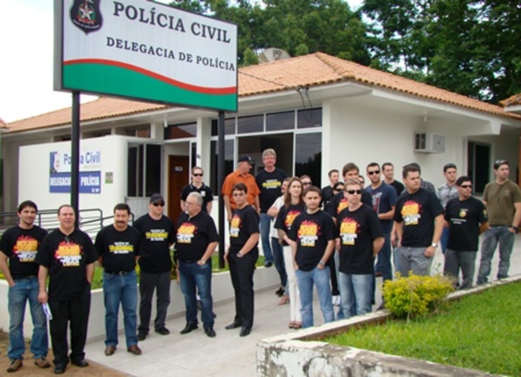 Folha do Oeste - Manifestação pacífica foi realizada em frente à delegacia