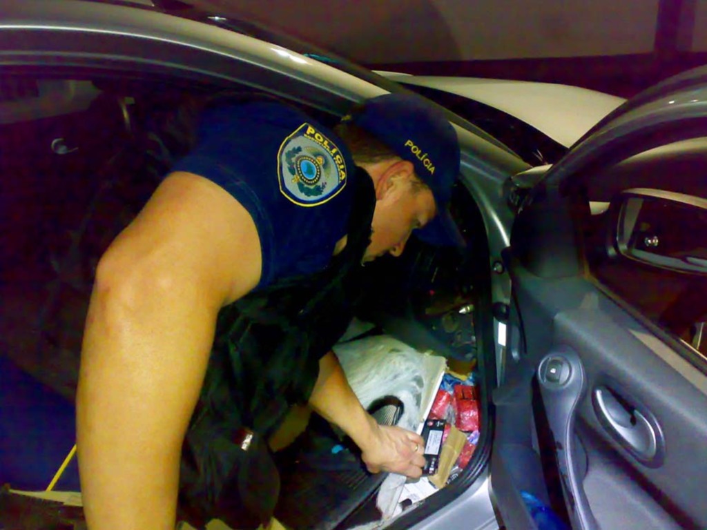Divulgação PRF - Policiais realizaram uma busca no veículo e descobriram um fundo falso no assoalho