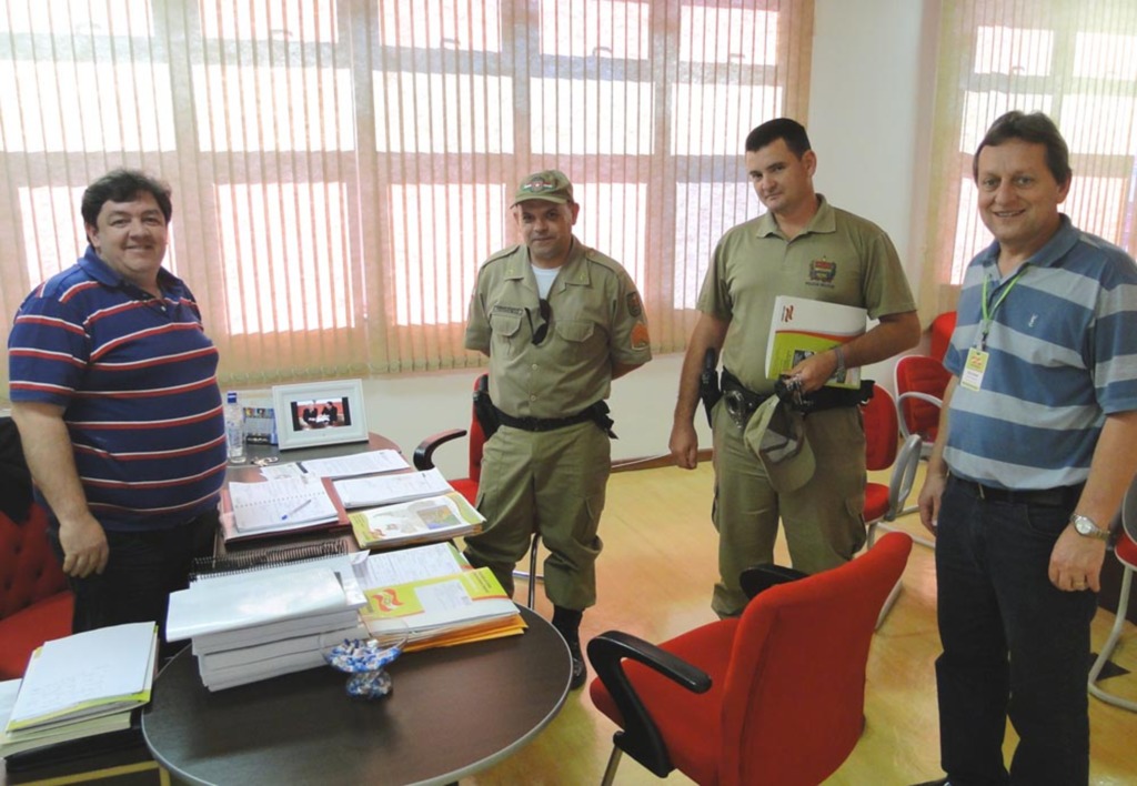 Divulgação - Representantes da SDR com comandante e o soldado da PM