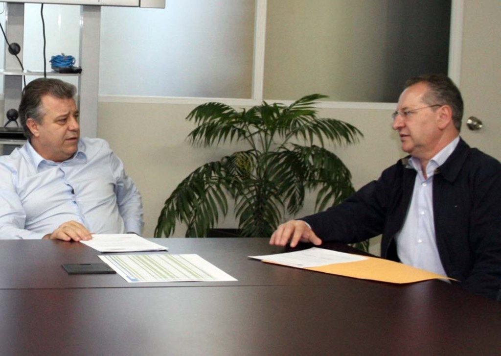 Divulgação - Trevisan (D) diz que a obra deve ser licitada ainda este ano em 2012 a reforma e ampliação deve começar