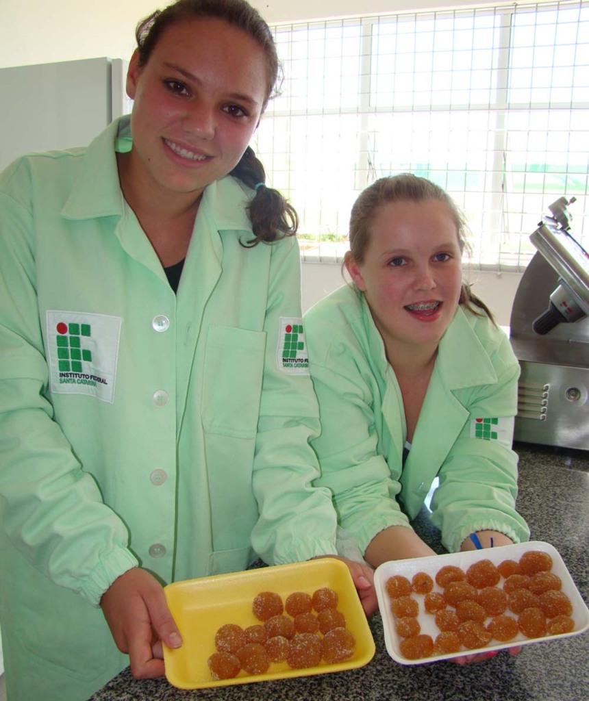 Folha do Oeste - Alunas demonstram os doces produzidos na oficina de produção de balas de banana