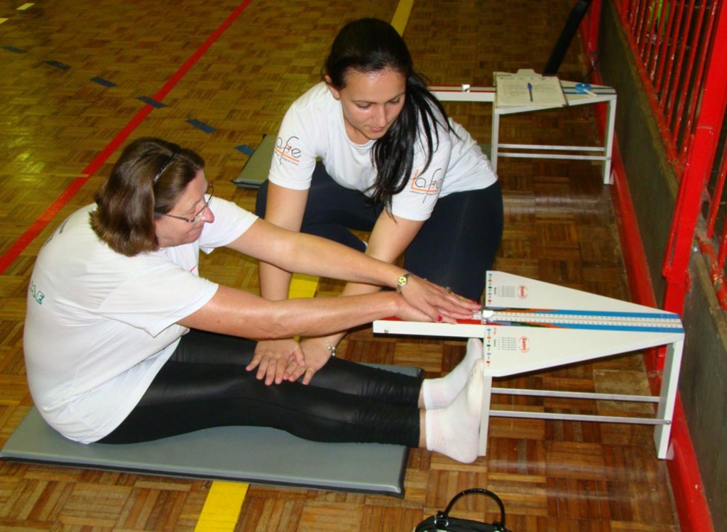 Foto Folha do Oeste - Professores e acadêmicos avaliaram coordenação
 motora, equilíbrio e a questão nutricional dos participantes
