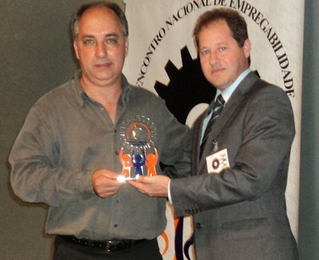 Assessoria Pref. - Nelson esteve representado no evento pelo secretário Carlos Grassi (D)