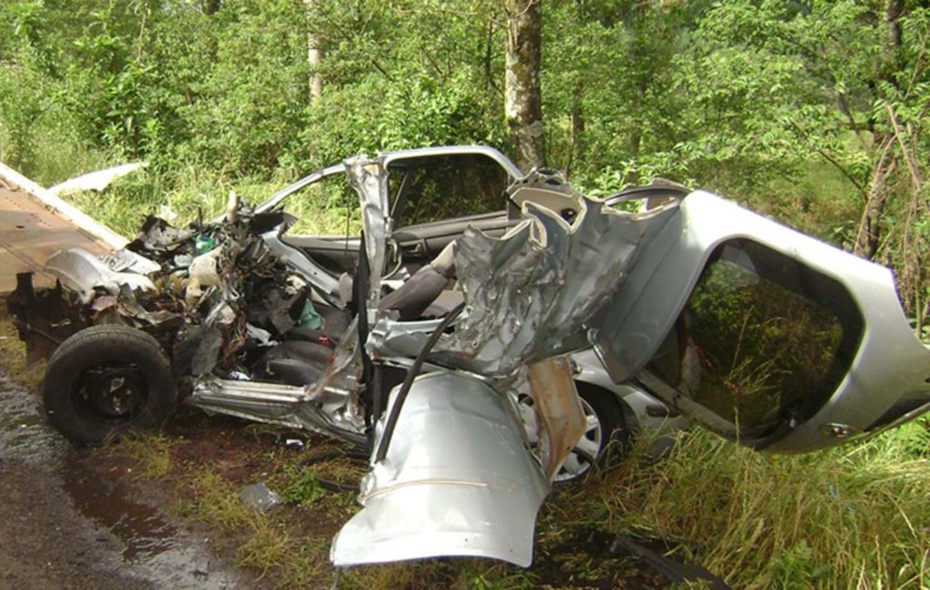 Divulgação PRF - Veículo ficou destruído, condutor morreu no local