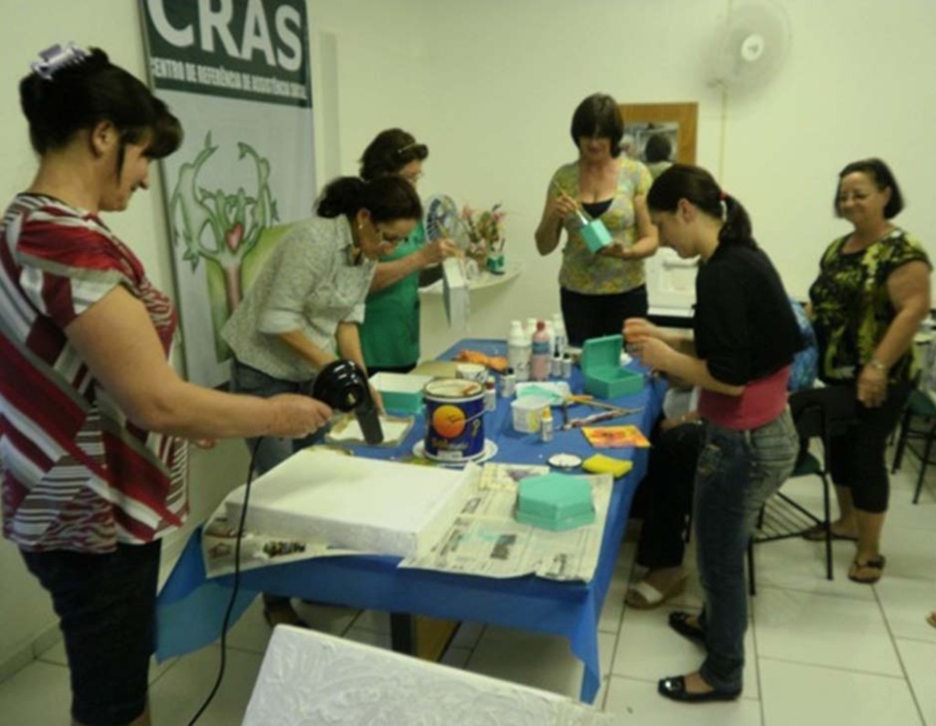 Assessoria Pref. - Em um dos últimos encontros, voluntárias aprenderam aconfeccionar caixas decorativas e bordados