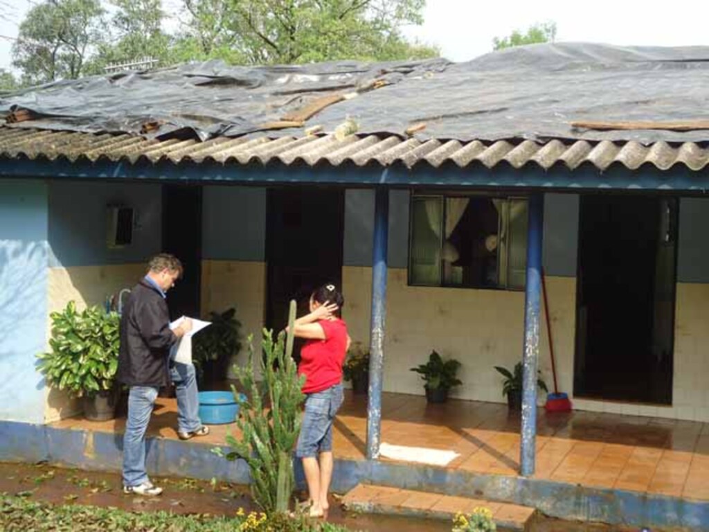 Assessoria Pref. - Moradores de Anchieta tiveram prejuizos com a chuva de granizo