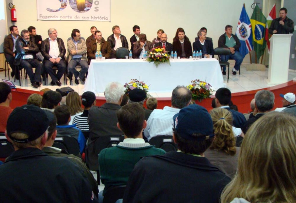 Folha do Oeste - Vinte autoridades entre prefeitos, deputados estaduais e secretários integraram a mesa de honra