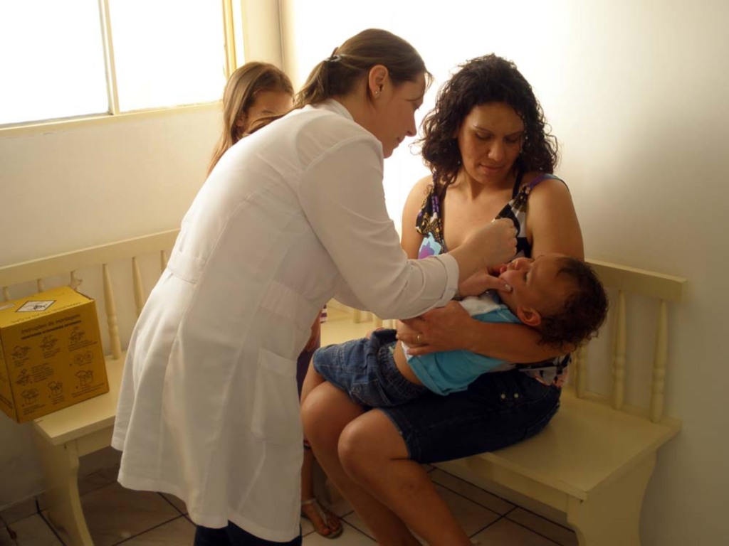 Assessoria Pref. - Crianças recebem a vacina no Posto de Saúde de São José do Cedro