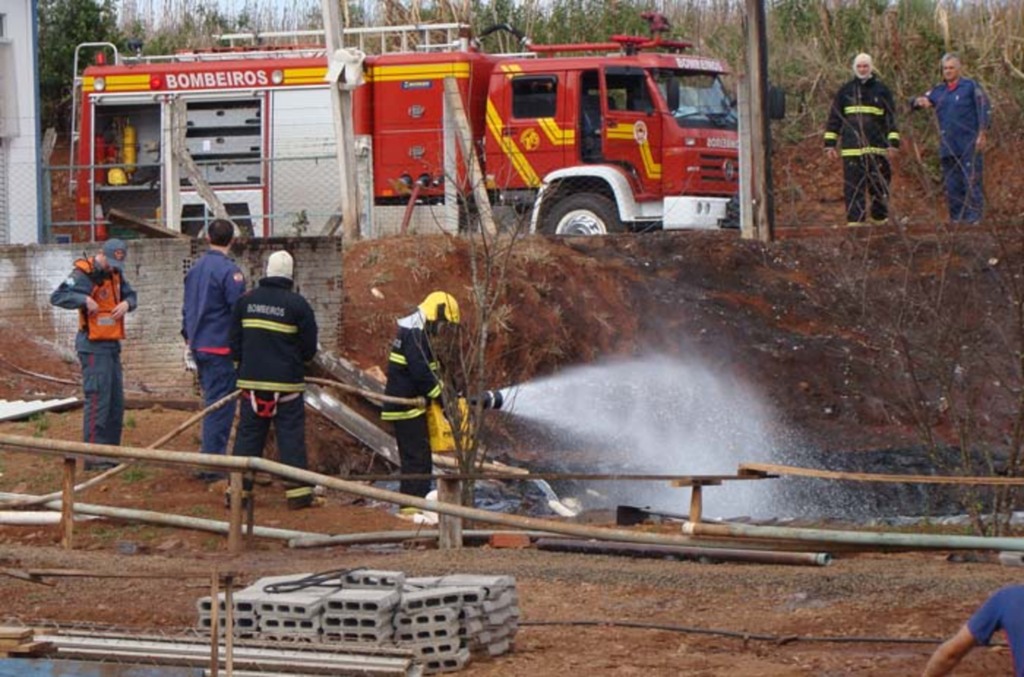 Folha do Oeste - Forma mais de duas horas de trabalho dos bombeiros para combater as chamas