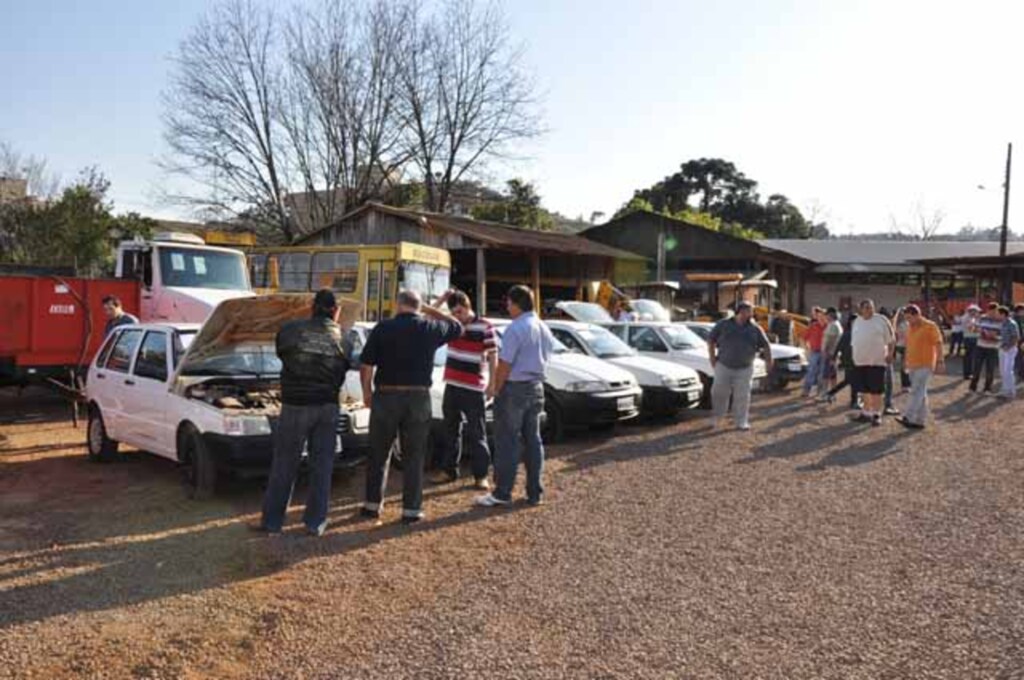Assessoria Prefeitura - O leilão foi realizado na garagem de máquinas da prefeitura