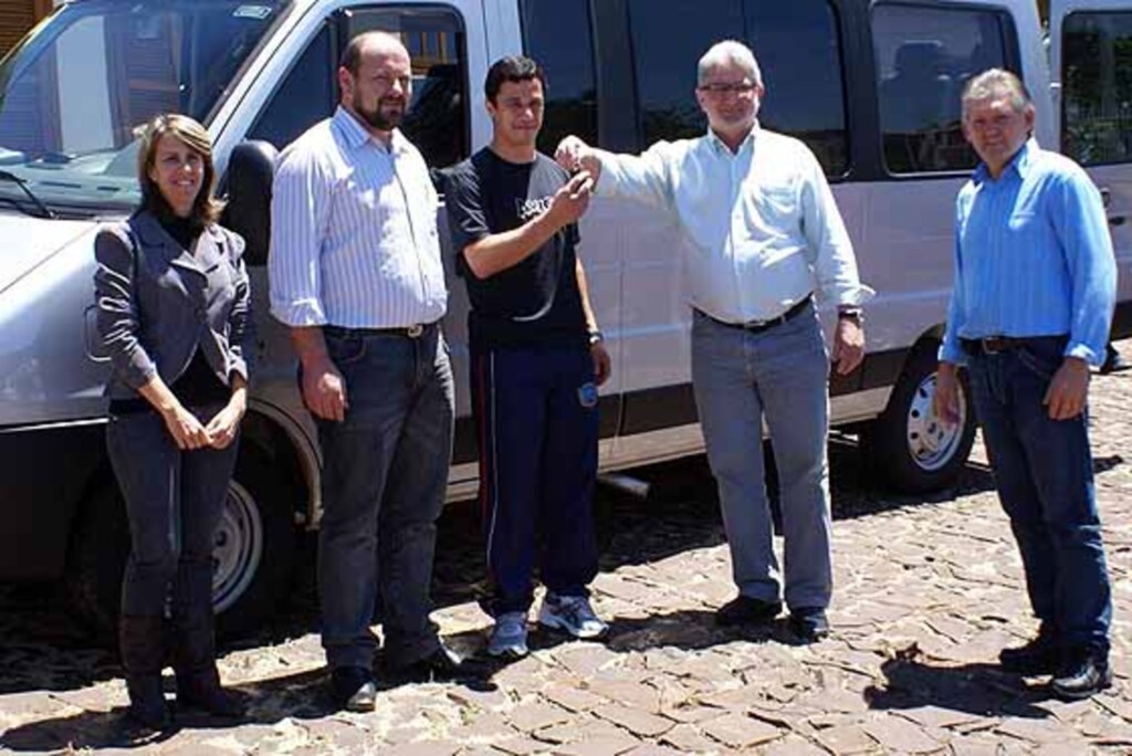 Apae de Guaraciaba recebe veículo do Estado