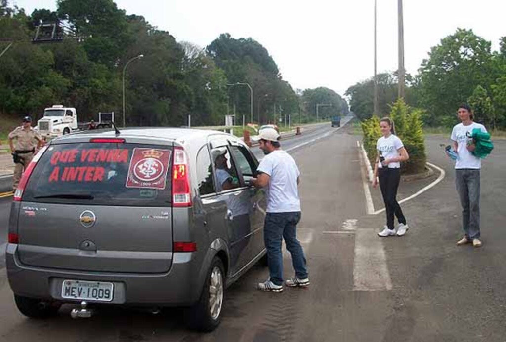 Acadêmicas recolhem 118 bolsas de lixo nas margens da BR-282