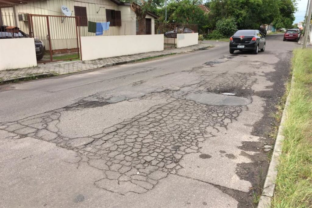 Fotos: Natália Venturini (Diário) - Rua Mario Salvador está repleta de rachaduras devido às obras feitas pela Corsan para canalizar a via