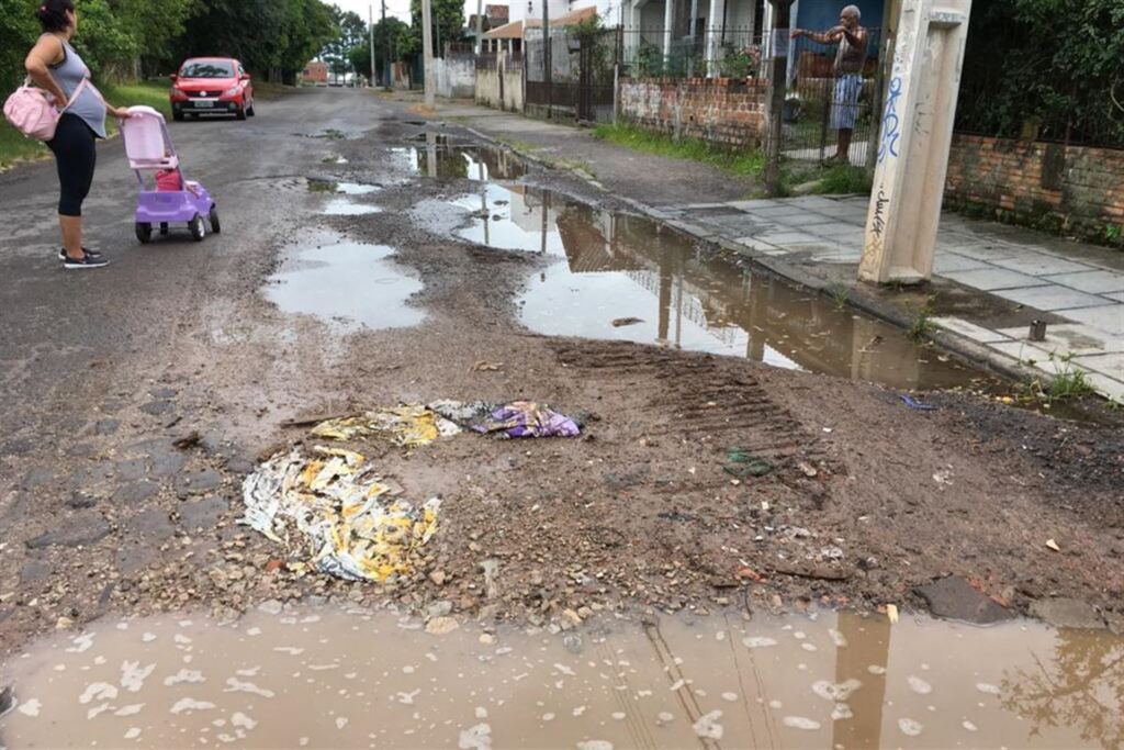 Fotos: Natália Venturini (Diário) - Na Rua Doutor Paulo da Silva e Souza a buraqueira toma conta da pista. Motoristas têm dificuldade de dirigir na via, sobretudo, quando chove e acumula grandes poças de água