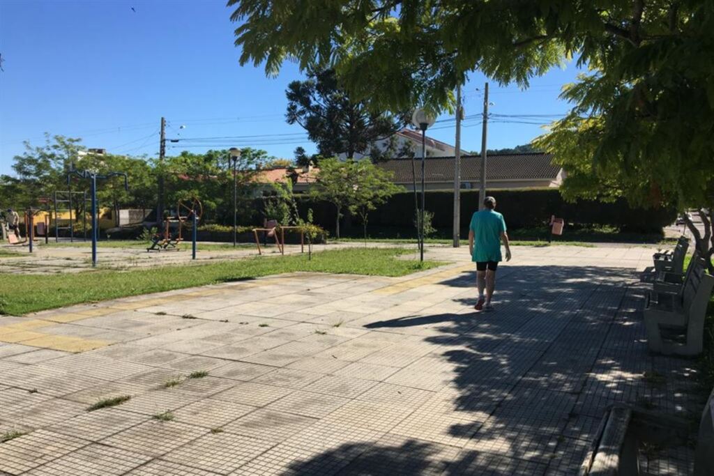 Fotos: Natália Venturini (Diário) - Suzana Frey, 56 anos, caminha na praça todas as manhãs e se diz decepcionada com a situação que ela encontra. A cada metro, precisa desviar dos trechos desnivelados para não cair