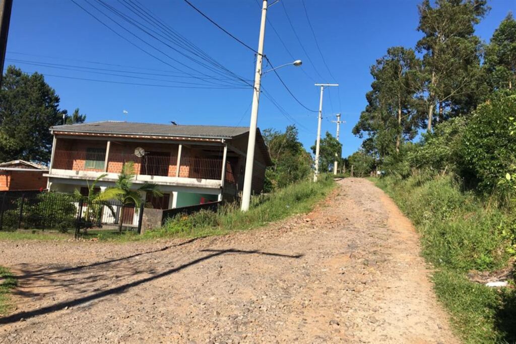 Fotos: Natália Venturini (Diário) - Rua B: Com pedras soltas e buracos, é difícil passar de carro por uma das principais vias da Vila Canaã