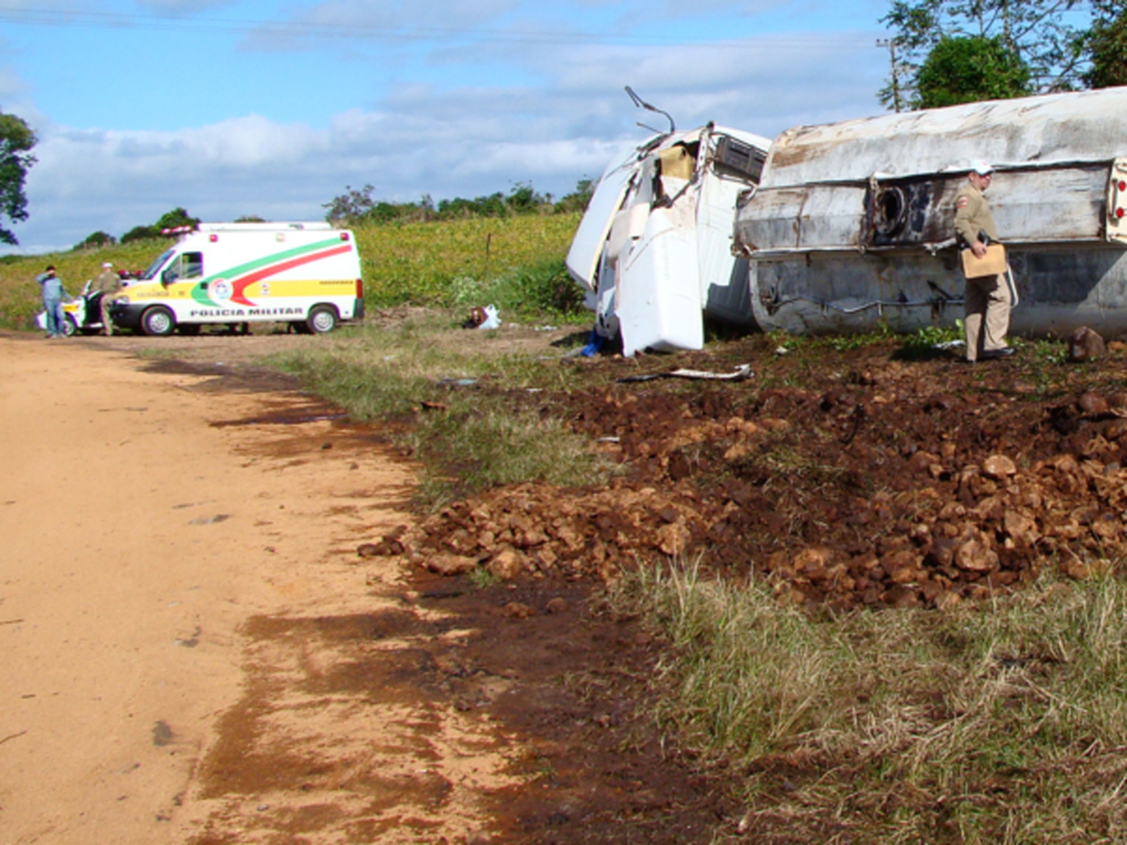Perigo: carreta tomba e derrama óleo na SC-386