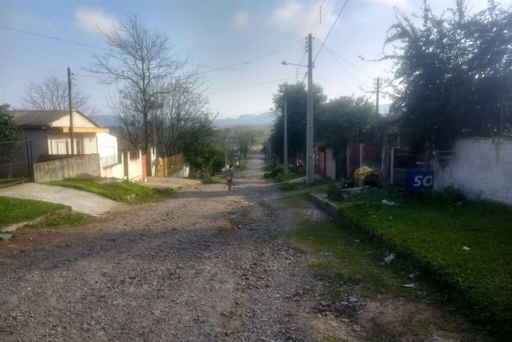 Foto: Natália venturini (Diário) - Rua das Aroeiras está esburacada,com pedras soltas