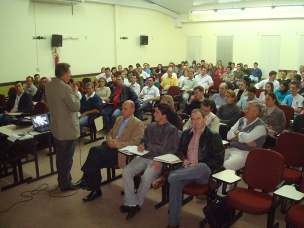 Palestra com superintendente do IEL instrui empresários da região