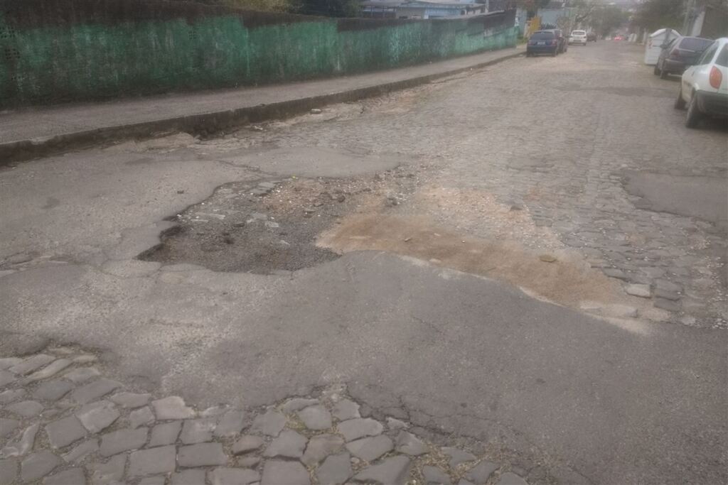 Foto: Natália Venturini (Diário) - Pavimentação repleta de buracos na Rua João Pedro Abelin prejudica a conservação dos carros que passam pela via