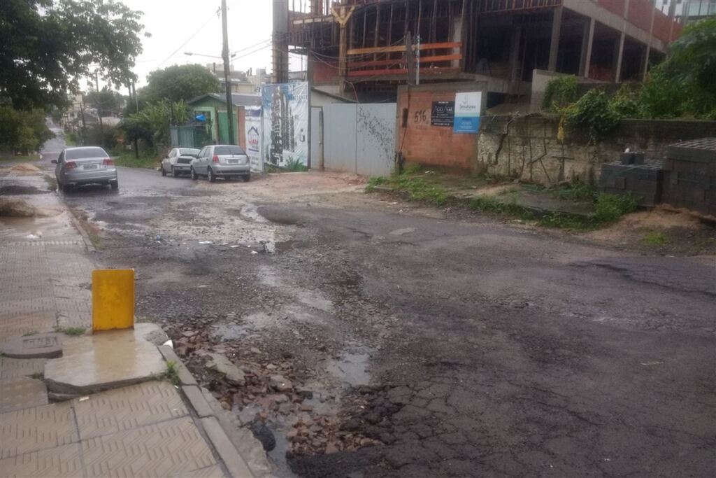 Foto: Natália Venturini (Diário) - Rua Padre José de Anchieta é uma das que estão em piores condições no Bairro Nonoai