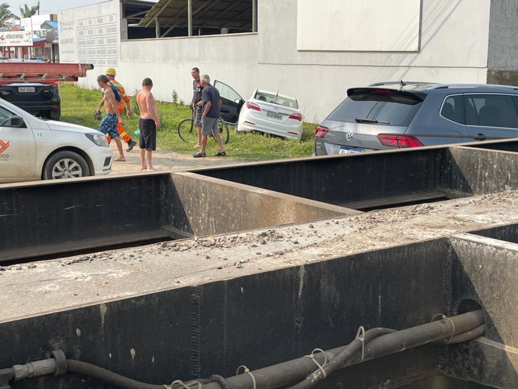 Mulher recebe atendimento após colidir carro com trem em Itapirubá