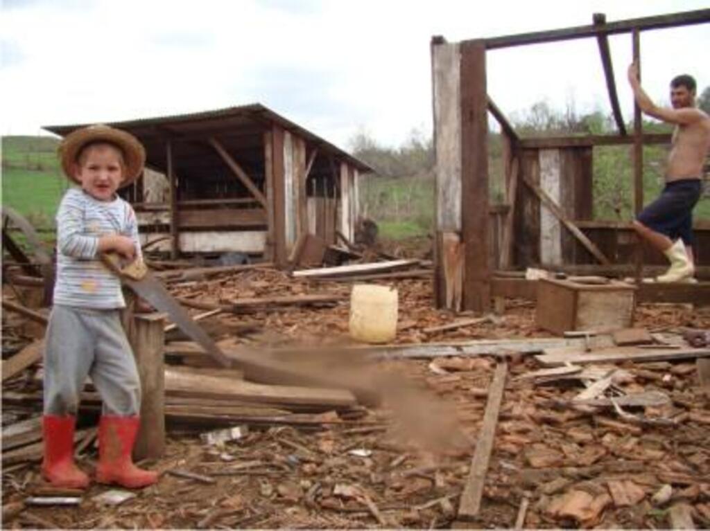 Um mês após o tornado, cena pouco mudou e destruição pode ser vista em todos os lugares