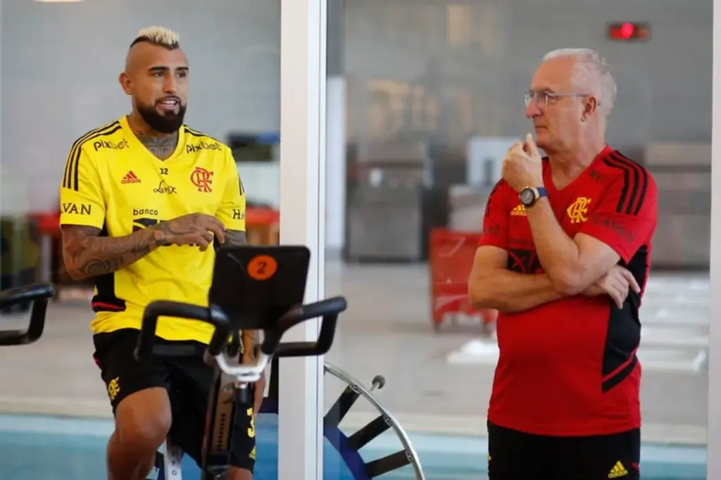  - Vidal em atividade na academia com Dorival Júnior no Ninho do Urubu — Foto: Gilvan de Souza / Flamengo