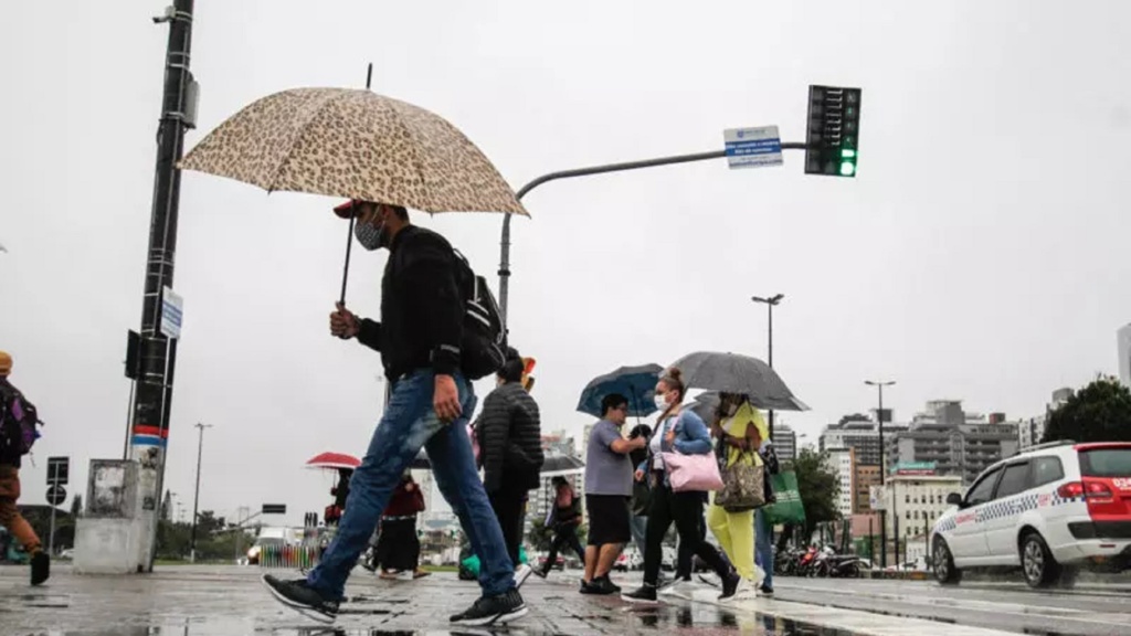 Chuva e máxima de 27°C: ciclone extratropical se aproxima de SC