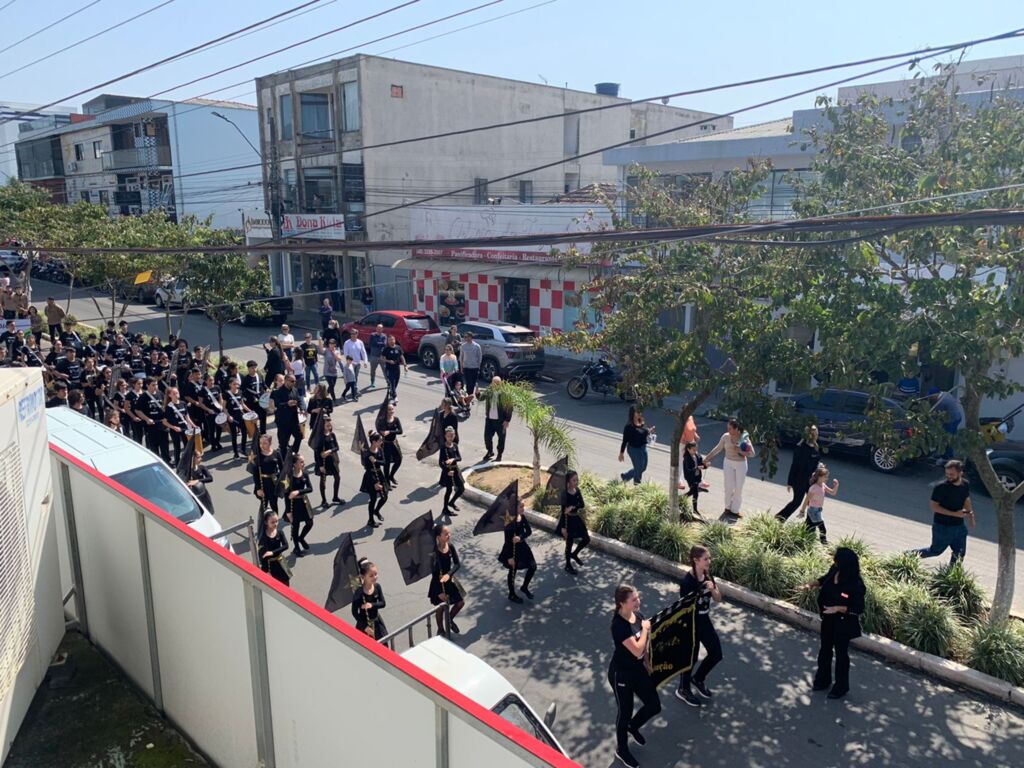 Escolas privadas realizam desfile alusivo a pátria em Imbituba