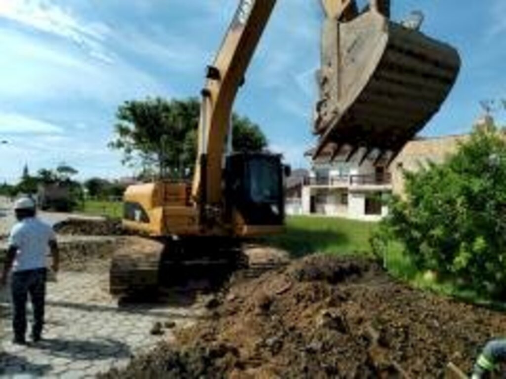 Obras da rede de esgoto chegam na rua Manaus, em São Francisco do Sul